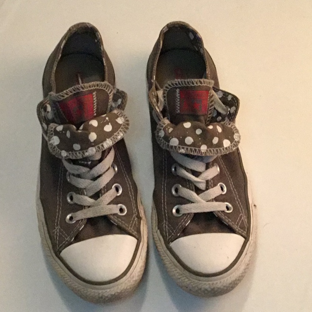 Women’s Gray Converse All-Stars with polka dots